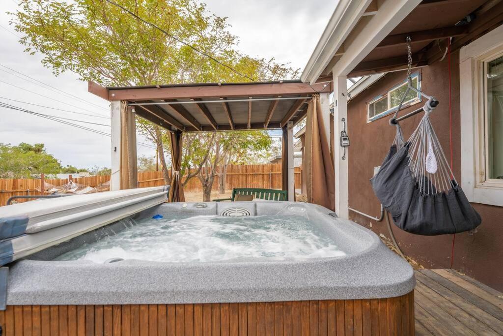 Palm Vista Retreat *Hot Tub/Cowboy Pool/Hammocks* Villa Джошуа Три Екстериор снимка